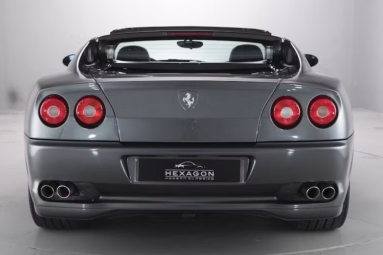 Kiểu mui độc đáo này được nhà thiết kế Leonardo Fioravanti ứng dụng đầu tiên trên mẫu xe ý tưởng Vola của ông vào năm 2001, tuy nhiên 575M Superamerica vẫn là mẫu xe duy nhất sản xuất hàng loạt trên Thế giới được trang bị nó. Với khung bằng sợi carbon để giữ kính chịu lực có thể đổi màu, chiếc xe không còn bị giới hạn tốc độ như 550 Barchetta trước đây.