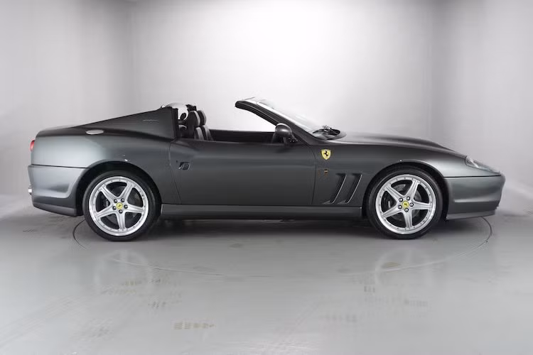 Dựa trên cơ sở phiên bản nâng cấp 575M Maranello của dòng 550 Maranello, 575 Superamerica sở hữu thân xe tương tự, nhưng có điểm khác biệt là nửa trên với vòm mái đã được Ferrari sửa đổi hoàn toàn để trở thành một chiếc mui trần 2 chỗ.