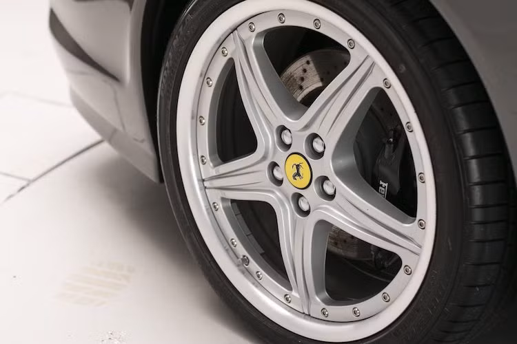 Chiếc siêu xe Ferrari 575M Superamerica này mới chỉ đi được 2220 km, có màu sắc xám Grigio Silverstone Metallic với nội thất bọc da Caramel và có giá 379.995 Bảng Anh (tương đương 10,65 tỷ đồng).