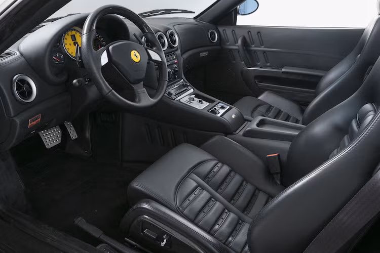 575M Superamerica cũng là một trong những mẫu Ferrari cuối cùng với nội thất đơn giản, không bị "thống trị" bởi các trang bị hiện đại nhằm hướng người điều khiển tới trải nghiệm lái của xe. Nội thất của xe cũng rất sang trọng với da cao cấp và thảm lông cừu bọc khắp nơi.