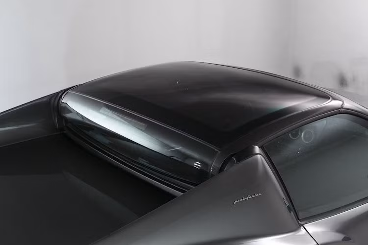 Điểm đặc biệt nhất trong thiết kế của Superamerica đó là thiết kế mui "có một không hai" của chiếc xe. Thay vì sử dụng mui tháo lắp bằng tay như những chiếc xe mui trần dạng targa khác, mui của 575M Superamerica đóng mở bằng một bản lề quay 360 độ.