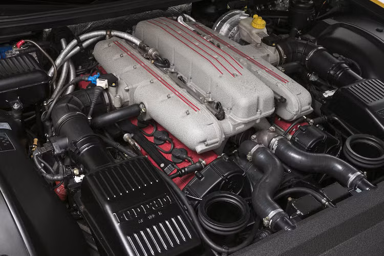 So với phiên bản 575M Maranello bình thường, 575M Superamerica sở hữu động cơ mạnh mẽ hơn với công suất tối đa 533 mã lực và mô-men xoắn cực đại 588 Nm. Xe dẫn động cầu sau thông qua hộp số sàn 6 cấp hoặc hộp số bán tự động 6 cấp kiểu xe đua công thức 1. Dù sử dụng hộp số nào, 575M Superamerica cũng có tốc độ tối đa lên tới 320 km/h - ngang với nhiều siêu xe hiện nay và chỉ thua chiếc 575M Maranello mui kín đúng 5 km/h.