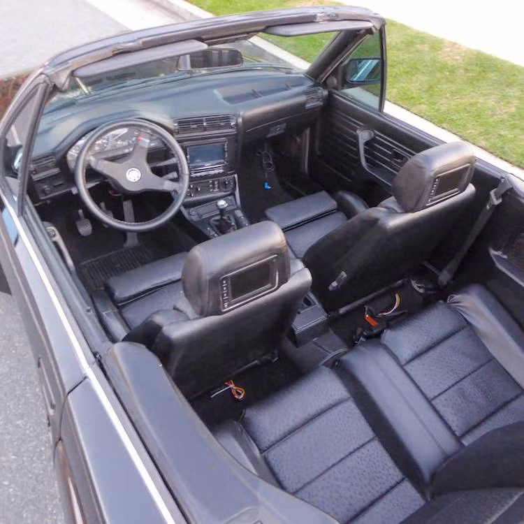 Trong khi ngoại thất của chiếc xe đã được độ "không chùn tay" thì ở bên trong nội thất, chiếc BMW 325i vẫn giữ nguyên thiết kế nguyên bản, chỉ được bọc lại các ghế ngồi bằng da và trang bị hệ thống giải trí với 3 màn hình đặt ở sau tựa đầu ghế và bảng điều khiển trung tâm.