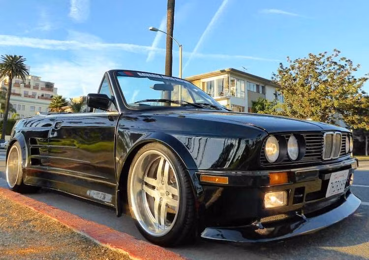 Tuy nhiên, ít bản độ 3 Series nào lại có thể trông "dị" như chiếc BMW 325i mui trần của một dân chơi Mỹ này. Chiếc xe đã được độ lại "full bài" theo phong cách của nhiều hãng độ trong thập niên 80 của Thế kỷ trước, khiến nó có ngoại hình cực kỳ độc đáo, nếu không muốn nói là kỳ dị.