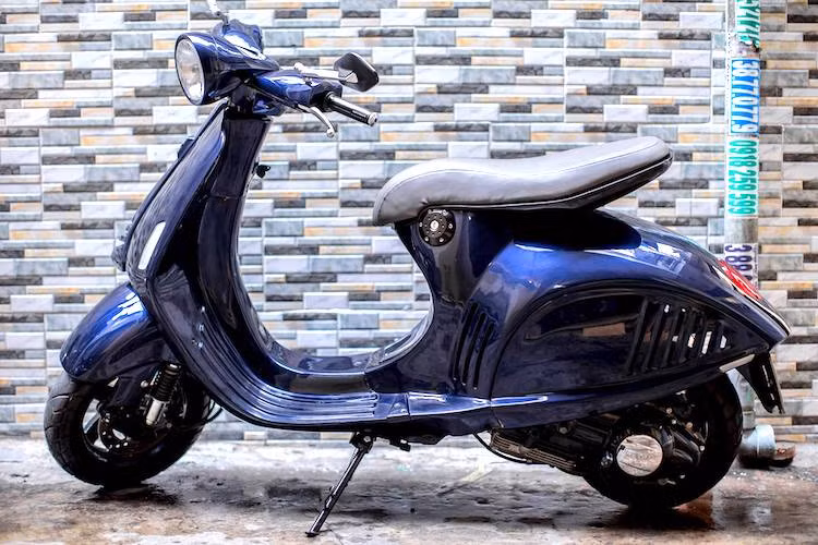 Ra mắt lần đầu trên Thế giới từ năm 2006, Piaggio Vespa LX là một trong những dòng xe ga thành công nhất của Piaggio tại thị trường Việt Nam với kiểu dáng thanh nhã phù hợp với phái đẹp. Trong khi đó, dòng Vespa 946 ra đời vào năm 2013 lại là một mẫu xe tay ga siêu cao cấp, với kiểu dáng độc đáo thừa hưởng từ mẫu xe ý tưởng Vespa Quarantasei.