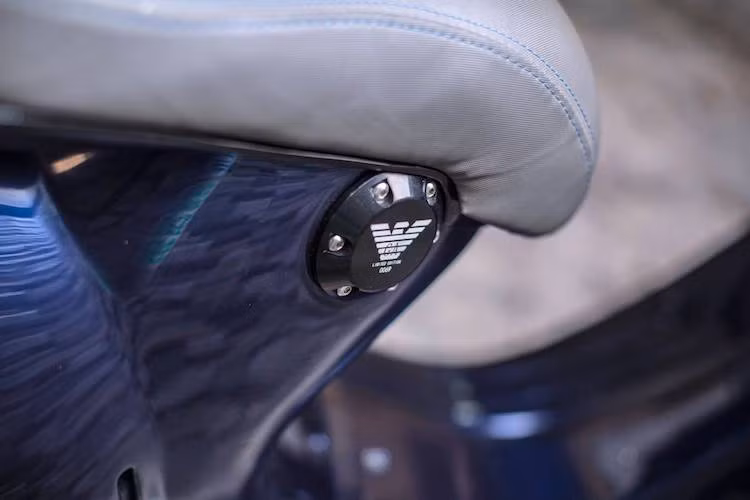 Thậm chí, bản độ này còn được chủ xe kỳ công tiện CNC và nhuộm đen cặp logo bằng nhôm nằm ở hai bên dưới yên xe như phiên bản 946 Emporio Armani. Nếu chỉ nhìn lướt qua chiếc LX độ này trên đường, rất khó để có thể nhận ra nó với một chiếc 946 thật.