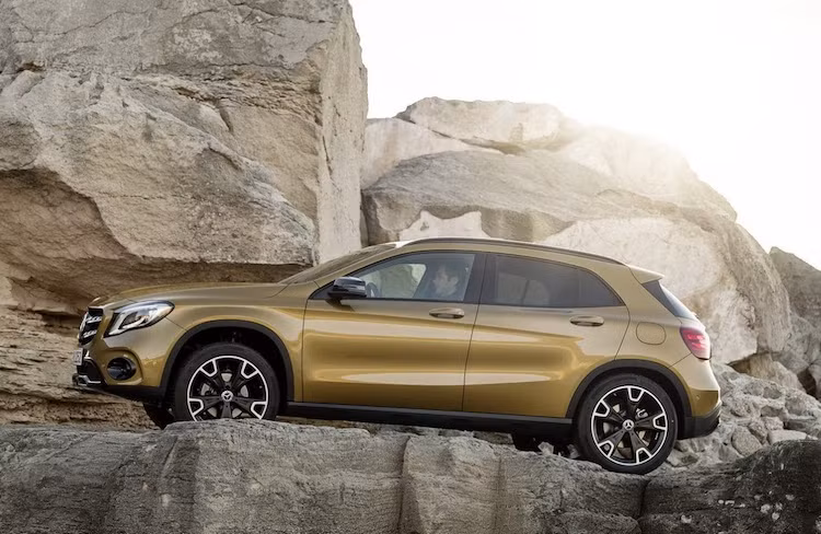 Trên các phiên bản GLA 2017, Mercedes cũng bổ sung cho xe gói tùy chọn ngoại thất mới mang tên Night Package với mâm 18 inch 2 tông màu cùng bodykit thể thao và lưới tản nhiệt cùng nẹp mui xe và các chi tiết viền trang trí khác màu đen bóng.