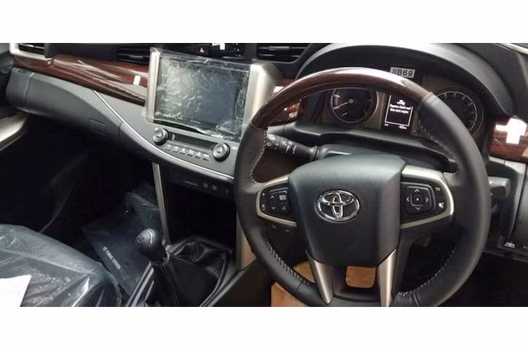 Ở bên trong nội thất, thay đổi duy nhất của Innova Venturer 2017 là nội thất bọc da. Những tính năng của xe như màn hình đa thông tin 4,2 inch trên bảng táp-lô, điều hòa tự động, đèn cảm biến, cửa kính tự động và 7 túi khí... cũng giống như các phiên bản Innova cao cấp khác hiện nay.