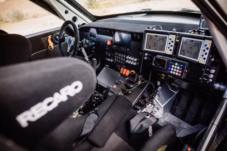 Ở bên trong nội thất của chiếc xe hoàn toàn không có các trang bị tiện nghi, thay vào đó là một táp-lô tối giản, cặp ghế đua ôm lưng cùng bộ khung gia cường chống va đập. Ở bên phía lái phụ là hàng loạt các thiết bị định vị và điều khiển khác nhau, tránh cho tay đua và lái phụ bị "lạc đường" giữa sa mạc rộng lớn.