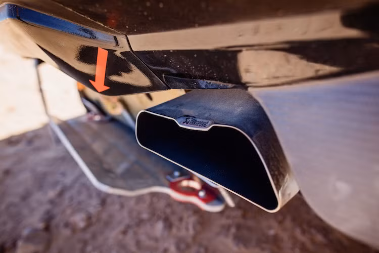 Toàn bộ động cơ được đặt trên một khung phụ cho phép tháo rời khỏi xe chỉ trong 1 giờ khi cần thay thế máy. Động cơ này được nối với hộp số tuần tự 6 cấp của SADEV và hệ dẫn động 4 bánh với vi sai giới hạn ở cả 2 cầu, cùng với một vi sai giữa SADEV, tất cả đều được làm mát bằng dầu. Hãng Akrapovic nổi tiếng cung cấp hệ thống xả cho chiếc xe.