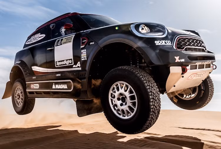 Những chặng đua xuyên sa mạc cũng khiến Countryman John Cooper Works Rally liên tục có những cú nhảy qua các cồn cát, chính vì vậy MINI đã nhờ hãng độ Reiger Racing thiết kế cho xe một hệ thống treo "hàng thửa". Được trang bị 2 giảm xóc có thể điều chỉnh tự do ở mỗi bánh, chiếc xe có khoảng hành trình của hệ thống treo lên tới 250 mm.