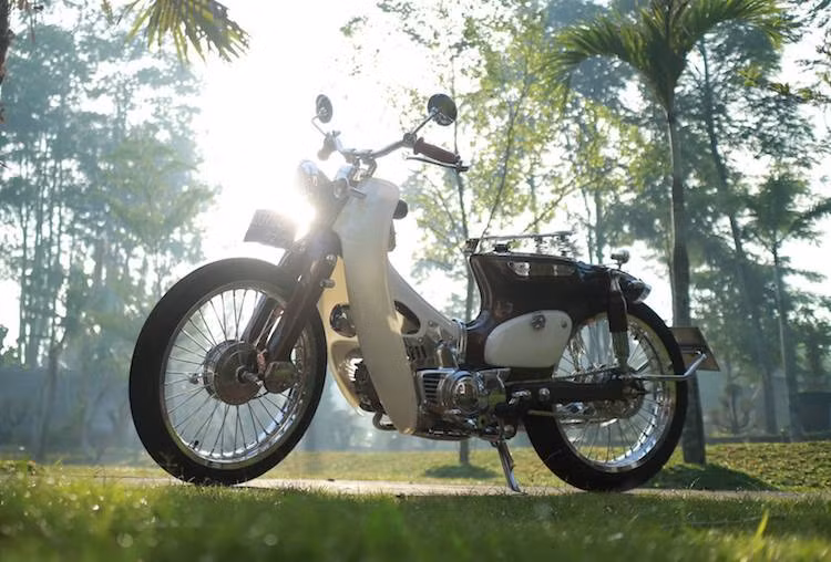 Với gần 100 triệu chiếc xe được bán ra kể từ trước tới nay, Honda Super Cub là dòng xe đã trở nên nổi tiếng trên toàn cầu. Không chỉ là phương tiện đi lại bình thường, đối với nhiều người yêu xe, Cub còn là một nét văn hóa, đồng thời cũng là "phương tiện" để họ thể hiện cá tính với các bản độ độc đáo.
