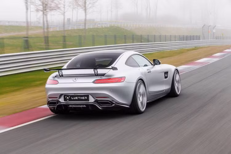 Để dễ so sánh, phiên bản AMG GT S cao cấp nhất của Mercedes chỉ có công suất 503 mã lực. Bên cạnh đó, tốc độ giới hạn của chiếc xe cũng được "mở tua" để có thể đạt tối đa 330 km/h.