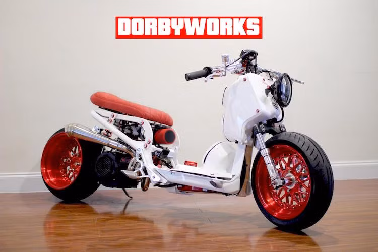 Vốn đã là một dòng xe ga cá tính, xe ga Honda Zoomer (hay Honda Ruckus ở Mỹ) còn thường được các dân chơi Hoa Kỳ độ lại với chiều dài cơ sở gia tăng và bánh phía sau có bề rộng cực lớn. Mới đây nhất, xưởng độ Dorbyworks tại Mỹ "chuyên trị" xe minibike cũng đã cho "ra lò" một chiếc Ruckus độ cực "khủng" theo yêu cầu của một tay chơi.