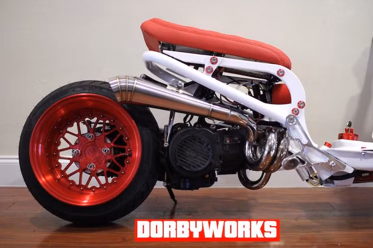 Đi kèm với động cơ là cây pô "con sâu" với cổ pô được gia công dạng xoắn ốc cực độc đáo, , phía trên là bộ khung ghế thấp kèm chiếc yên bọc da màu đỏ đẹp mắt. Đặc biệt, Đặc biệt, bánh sau của xe đã được lên mâm HATE V.2 của Ruckhouse với bản rộng tới 8 inch và đường kính 12 inch.