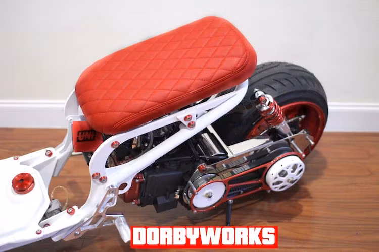 Thay vì động cơ 50 cc nguyên bản của xe ga Honda Ruckus với công suất khá yếu, chiếc xe đã được thay hoàn toàn động cơ mới GY6 150 cc với công suất lớn hơn. Tuy nhiên, động cơ này còn tiếp tục được độ lại với lọc gió "thửa" và lốc nồi trần, chỉ là một khung nhôm CNC bắt bên ngoài.