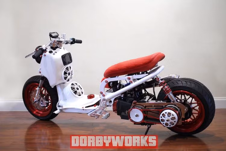 Theo ước tính, để có thể sở hữu một chiếc Zoomer hay Ruckus độ khủng như thế này, chủ xe sẽ phải bỏ ra số tiền ít nhất 7000 USD (tương đương 158 triệu đồng).