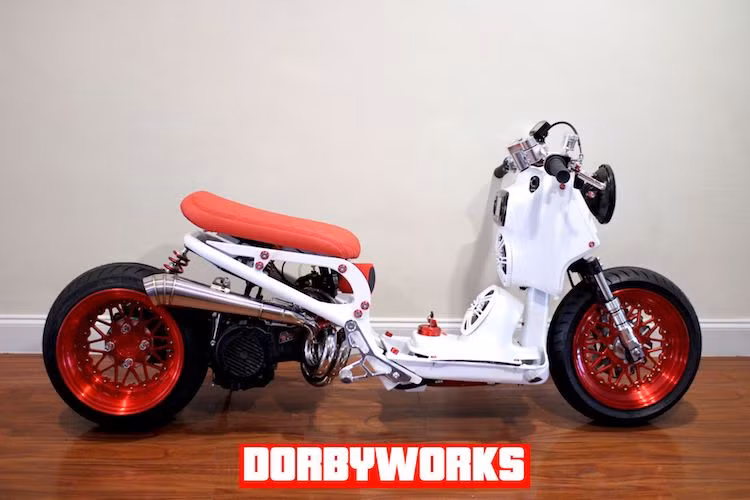 Được sản xuất bởi hãng âm thanh Infinity và vốn dành cho xe hơi, hệ thống âm thanh trên chiếc Ruckus này gồm một đầu đa phương tiện với màn hình cảm ứng và 2 chiếc loa. Chúng đã được Dorbyworks tích hợp khéo léo vào chiếc xe bằng cách chế mủ sàn xe và hộp nhựa phía trước.