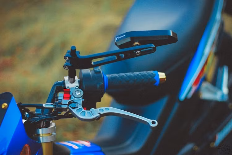 Ở bên phải, toàn bộ cùm côn của xe đã được chủ nhân thay bằng cùm CRG GP. Ở phía trên là chiếc gương chiếu hậu Rizoma bằng nhôm sắc sảo.