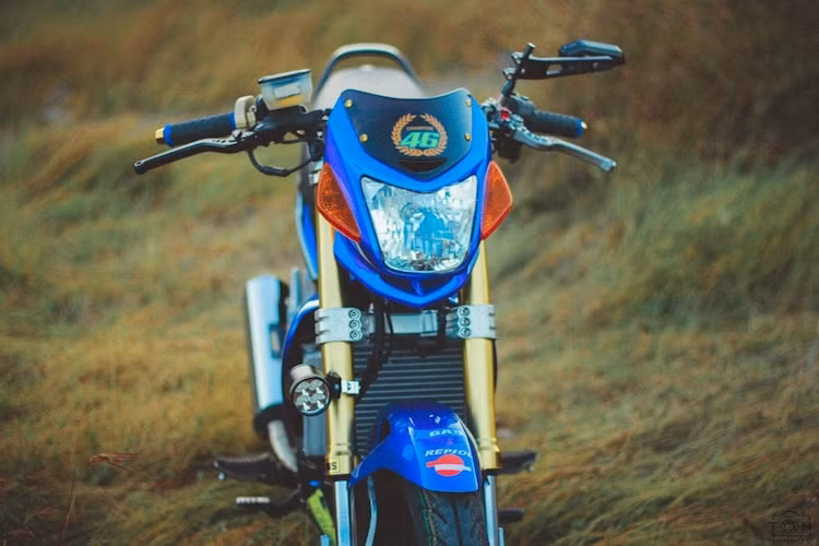 Từ chiếc Honda Sonic 125 RS, một người chơi xe tại Sài Gòn đã "dọn" lại theo phong cách kiểng, bổ sung thêm cho chiếc xe hàng loạt "đồ chơi" hàng hiệu không chỉ đẹp mắt mà còn có khả năng cải thiện cảm giác lái của xe. Ở phía trước, toàn bộ hệ thống phuộc nguyên bản của xe đã bị loại bỏ và thay bằng phuộc USD của Ohlins.