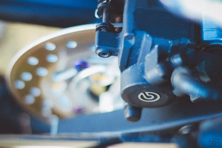 Ở phía sau, chiếc xe cũng có hệ thống phanh được nâng cấp lên với heo Brembo. Những con ốc màu được bắt vào các chi tiết tạo thêm điểm nhấn cho bản độ Sonic 125 này.