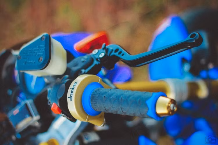 Khu vực tay lái của xe cũng hội tụ nhiều món đồ chơi hấp dẫn, trong đó bên tay trái là cùm ga cuốn Domino kèm theo tay phanh 6 số đồ chơi.