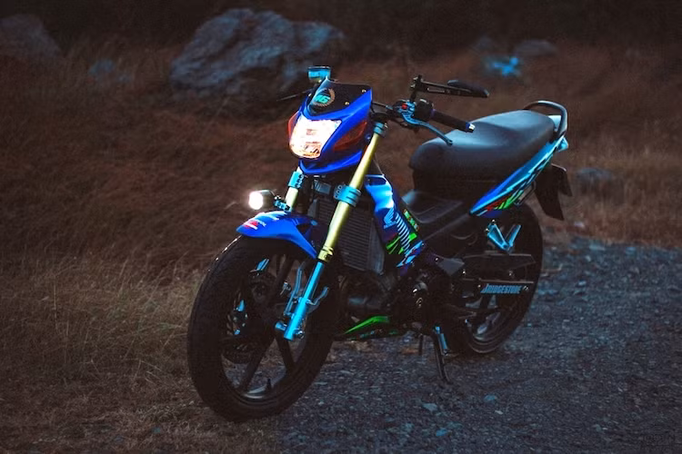 Là "bước chuyển" từ chiếc xe 2 kỳ Nova Dash tới Sonic 150R thế hệ mới hiện nay, Honda Sonic 125 là một mẫu xe khá hiếm ở Việt Nam do đã ngừng nhập khẩu vào khoảng năm 2003. Chiếc xe được bán với 2 phiên bản tại Thái Lan là bản thường với bánh căm và bản Sonic 125 RS với cặp mâm đúc 5 cánh thể thao.