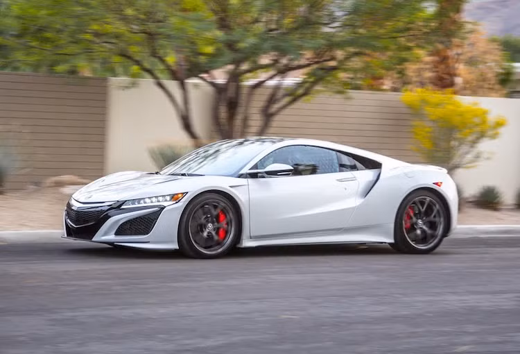 Acura NSX, hay còn được bán ở thị trường Thế giới với tên gọi Honda NSX là thế hệ thứ 2, sau chiếc Honda NSX thế hệ đầu tiên được sản xuất từ năm 1990 tới 2005. Trong nhiều năm liền, NSX đã được mệnh danh là một trong những chiếc siêu xe tốt nhất mọi thời đại khi có kiểu dáng đẹp không kém Ferrari nhưng lại có độ bền và tiện dụng như một chiếc Honda Civic.