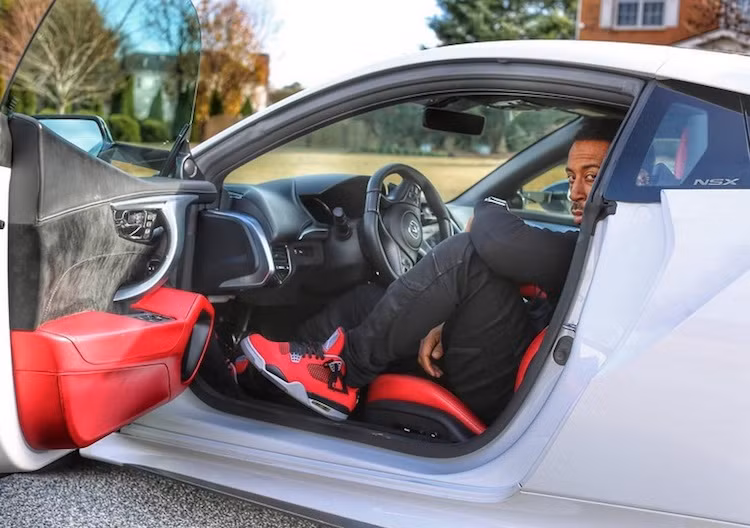 Tuy nhiên với NSX mới, Honda vẫn tiếp tục giữ nguyên ý tưởng về một chiếc siêu xe đủ tiện nghi và thoải mái để sử dụng hàng ngày. Chính vì vậy, nội thất của chiếc xe đã được thiết kế đầy sang trọng, tích hợp đầy đủ các trang bị tiện nghi cao cấp, hiện đại như hệ thống âm thanh 9 loa ELS, hệ thống định vị Acura, radio vệ tinh Sirius XM... và sử dụng các vật liệu cao cấp.