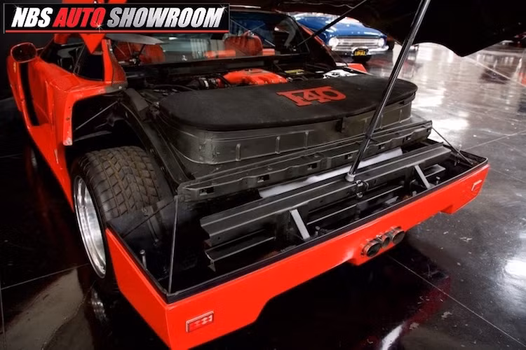 Và đương nhiên, mẫu xe "fake" này không thể nào có được khối động cơ 2.9l V8 tăng áp kép 471 mã lực của F40 thật. Chiếc xe vẫn có máy 2.5l 4 xi-lanh thẳng hàng nạp khí tự nhiên nguyên bản của Fỉero với công suất khiêm tốn chỉ 110 mã lực cùng mô-men xoắn cực đại 183 Nm.