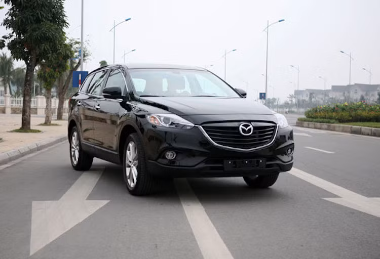 Mazda CX-9 cũng là một mẫu SUV cỡ lớn thuộc dạng tốt và khá cao cấp; tuy nhiên phiên bản đang được bán tại thị trường Việt Nam thuộc thế hệ đầu tiên, đã ra mắt được 10 năm. Xét tới việc THACO Mazda đã "nhá hàng" thế hệ CX-9 mới tại triển lãm VMS 2016 năm vừa qua, doanh số 76 chiếc trong cả năm đã chứng minh rằng thế hệ cũ vẫn còn một chút hấp dẫn khách hàng.