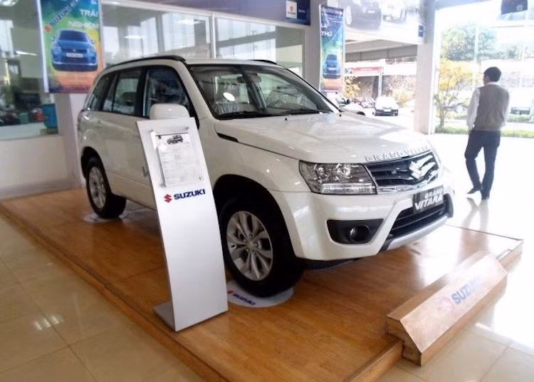 Trước sự xuất hiện của "đàn em" Vitara thế hệ mới nhỏ hơn, giá rẻ hơn, chiếc Suzuki Grand Vitara đã hoàn toàn bị "thất sủng" với chỉ 30 chiếc được bán ra trong cả năm 2016. Số xe này cũng là "hàng tồn kho" khi chính Suzuki đã xác nhận sẽ ngừng sản xuất xe từ cách đây 2 năm trên Thế giới.