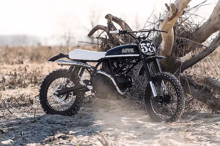 Dù có thiết kế gần như y hệt với mức giá rẻ hơn so với bản Scrambler 803 cc nhưng từ khi ra mắt tới nay, có rất ít bản độ độc đáo từ Ducati Scrambler Sixty2 đã được tạo ra. Tuy nhiên mới đây, xưởng độ Anvil Motorcycles đã tạo ra một bản độ Scrambler Sixty2 cực độc đáo theo phong cách xe "cào cào" địa hình cổ điển.