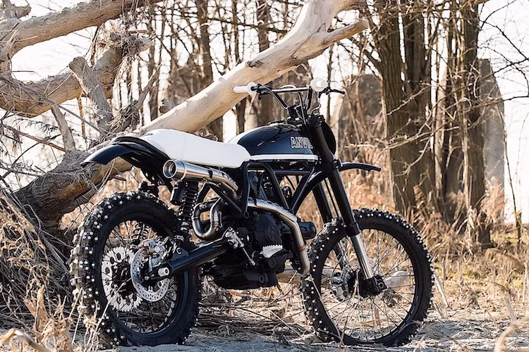 Vốn mang phong cách scrambler, chiếc môtô Ducati Scrambler Sixty2 giá rẻ đã được xưởng độ Anvil Motorcycles ở Ý độ thành một chiếc "cào cào" địa hình chuyên nghiệp theo phong cách cổ điển.
