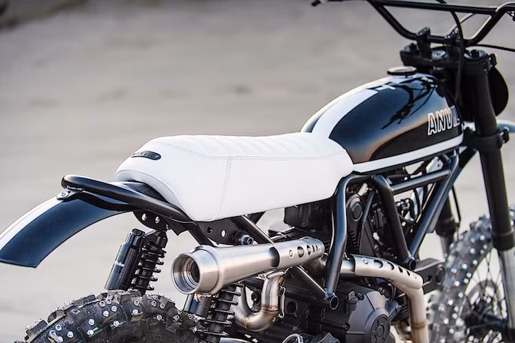 Anvil cũng đã phải chế lại phần khung sau của Scrambler Sixty2 để cso thể lắp được cặp giảm xóc đôi, đồng thời tạo điểm tựa để xưởng có thể gắn cho chiếc xe bộ yên bọc da trắng giống kiểu xe đua biểu diễn tại Mỹ trong thập niên 70.