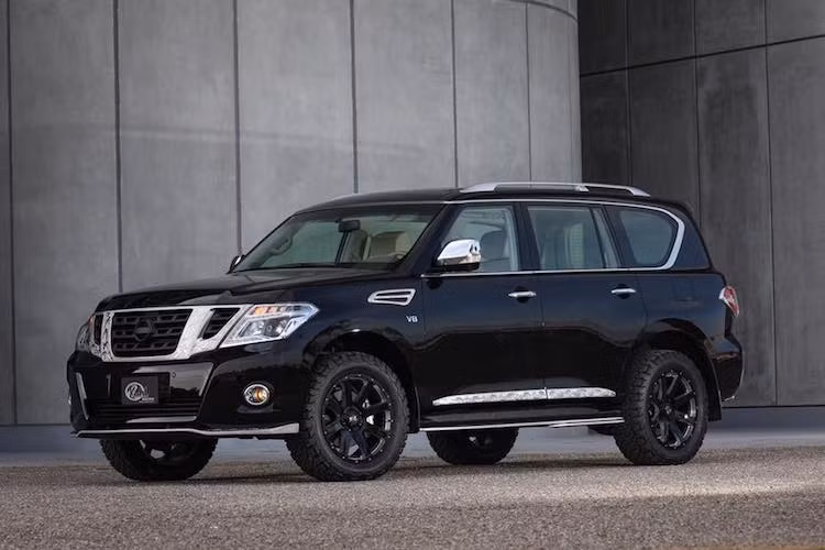 Mẫu xe Nissan Pathfinder là một dòng SUV khá nổi tiếng và lâu đời. Tương tự như Toyota đã làm với Land Cruiser và Lexus LX570, nó đã được sử dụng làm nền tảng để tạo ra chiếc SUV cao cấp Infiniti QX80.