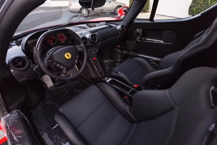 Ở bên trong nội thất, Enzo Ferrari có thiết kế đơn giản, hướng tới trải nghiệm lái thay vì độ tiện nghi. Chính vì vậy, chiếc xe chỉ được trang bị đầu CD đơn thuần cùng dàn âm thanh Alpine. Toàn bộ nội thất của xe đã được bọc trong da cao cấp và vải alcantara.