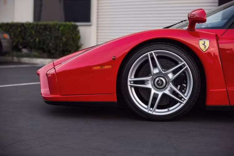 Tuy nhiên, chiếc Enzo xuất hiện trong bài viết này được "treo giá" lên tới 3,9 triệu USD (tương đương 88,2 tỷ đồng), dù đã rời nhà máy của hãng siêu xe Ferrari từ tháng 10/2013. Lý do khiến nó có giá đắt như vậy là do tới thời điểm hiện tại, chiếc xe vẫn còn trong tình trạng mới gần như 100% và mới chỉ đi được 227 km.