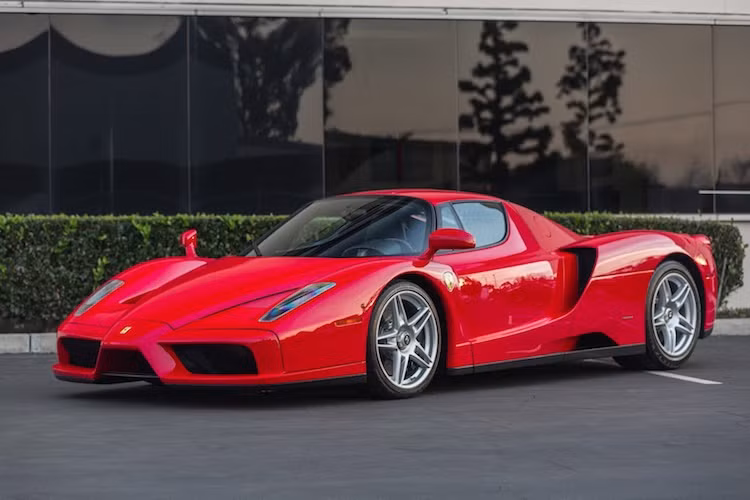 Ferrari Enzo được ra mắt đầu tiên từ năm 2002 tại triển lãm Paris. Mang tên gọi của người sáng lập ra hãng xe là Enzo Ferrari, chiếc xe đã được chế tạo để kỷ niệm chức vô địch đầu tiên của Ferrari tại giải đua Công thức 1 trong thiên niên kỷ mới.