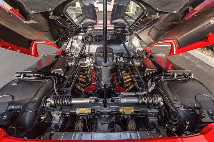 Enzo Ferrari được trang bị khối động cơ V12 6.0l nạp khí tự nhiên, với công suất tối đa 651 mã lực và mô-men xoắn cực đại 657 Nm. Với động cơ này, siêu xe mang tên nhà sáng lập Ferrari có thể tăng tốc từ 0-100 km/h trong chỉ 3,1 giây và đạt tốc độ tối đa 355 km/h.