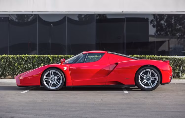 Được "chấp bút" bởi Ken Okuyama - nhà thiết kế từng đứng đầu hãng thiết kế Pininfarina, Enzo nổi bật bởi kiểu dáng góc cạnh hơn những mẫu siêu xe cùng thời của Ferrari. Tuy nhiên khi ra mắt, chiếc xe cũng đã từng nhận được nhiều ý kiến trái chiều bởi sự sai lệch về tỷ lệ của mình (phần mũi xe quá dài trong khi đuôi ngắn).