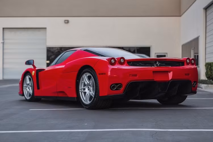 Mặc dù vậy, sau khi Enzo ngừng sản xuất, vẻ đẹp của mẫu siêu xe thượng hạng này ngày càng được nhiều người công nhận. Nó thậm chí còn được nhiều nhà sưu tập Ferrari mệnh danh là "rượu vang" của thế giới siêu xe khi có giá trị và vẻ đẹp tăng dần lên theo năm tháng.