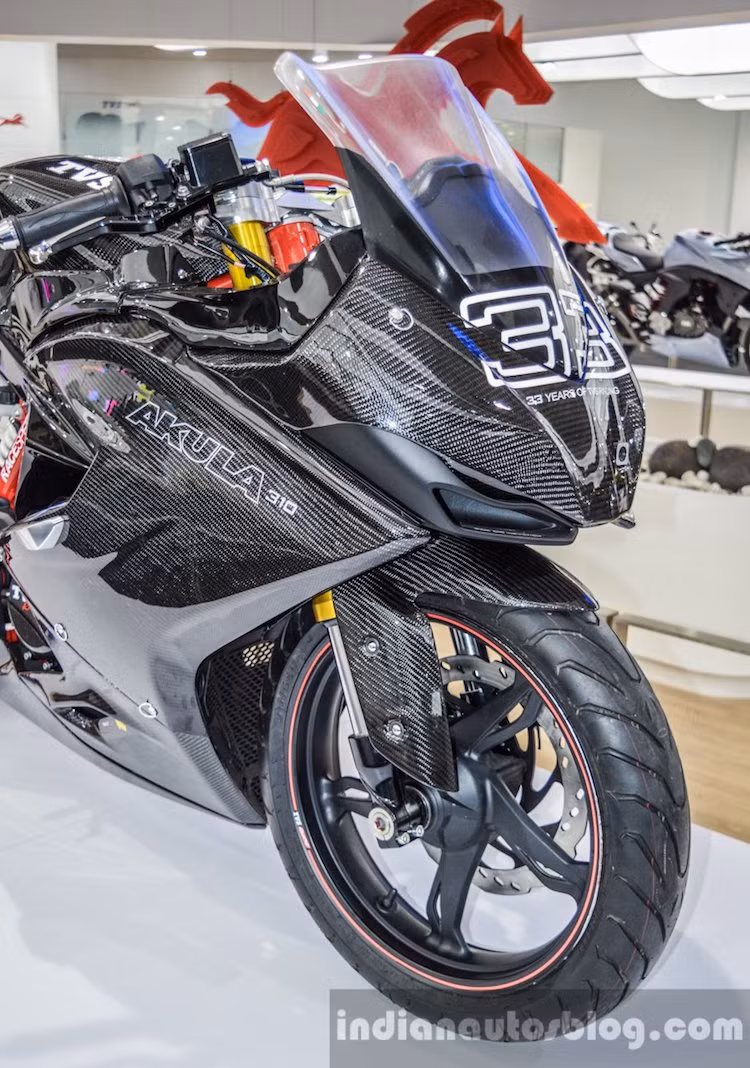 Là một chiếc concept xe đua, Akula được trang bị bộ vỏ hoàn toàn làm từ sợi carbon cùng với phần quây gió phía trước không có đèn pha. Ở phía trước xe còn được trang bị thêm một camera hành trình.