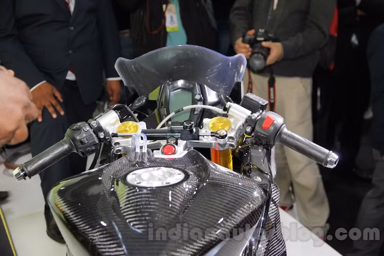 Thay vì tay lái cao dạng naked bike của G310R, Akula sở hữu ghi-đông dạng clip-on đúng phong cách sportbike kèm theo trợ lực ở cổ xe. Bảng đồng hồ của chiếc xe không có thay đổi so với G310R.