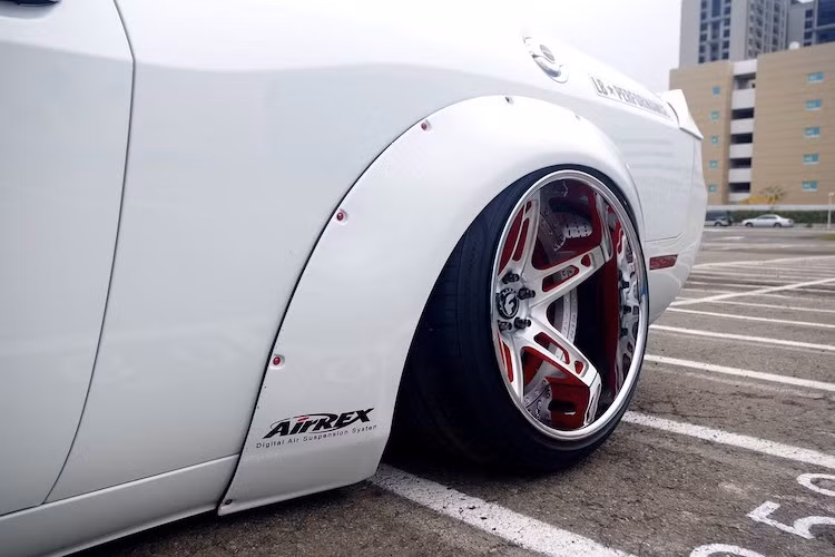 Để vừa với các vòm bánh sau, chiếc xe đã được nâng cấp bộ mâm "hàng thửa" Affiliato-ECL của hãng Forgiato với thiết kế 5 cánh kép và lòng mâm siêu sâu được mạ chrome bóng lộn. Bánh trước của xe có mâm kích thước lên tới 20 x 11 inch trong khi bánh sau còn có bề rộng "khủng" hơn 1 inch, đạt 12 inch.