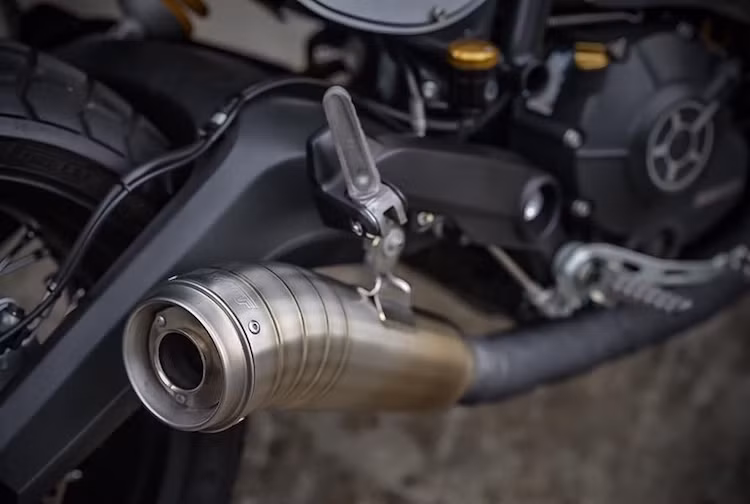 Khối động cơ 803 cc L-Twin nguyên bản của Ducati Scrambler được giữ nguyên, chỉ có hệ thống xả được nâng cấp với pô MIVV full system kèm cổ pô cuốn vải chống nóng. Động cơ này cũng được trang trí bằng cách lắp một số tấm chắn inox và sử dụng nắp che dây cam trần.