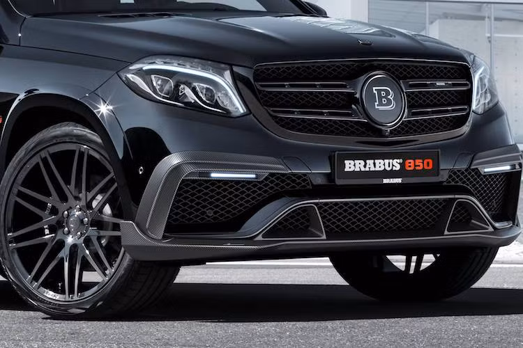 Như thường lệ, Brabus bắt đầu việc độ xe bằng cách trang bị một gói bodykit thể thao hơn. Trong đó cản trước của xe được thiết kế lại dữ dằn với các khe hút gió lớn giông "miệng cá ngão" và có tích hợp cả đèn sương mù LED.