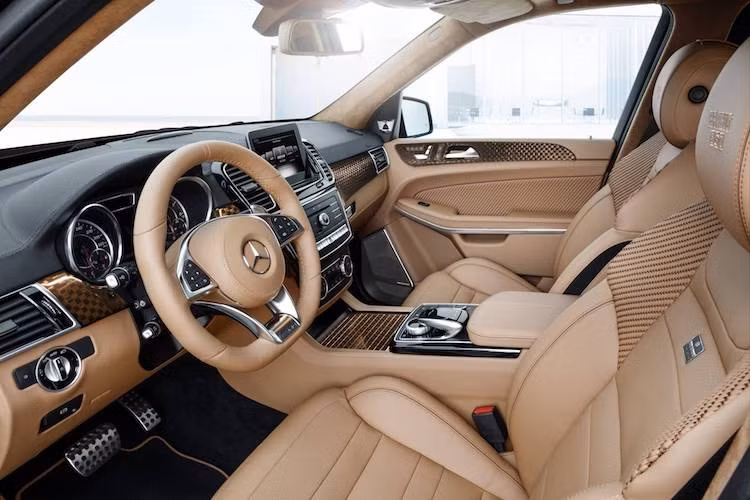 Dù không có nhiều thay đổi như ngoại thất, nhưng nội thất của chiếc GLS 850 6.0 Biturbo cũng được Brabus độ lại "nhẹ nhàng". Trên chiếc xe "demo" này, Brabus đã sử dụng một loại vật liệu ốp đặc biệt là sợi kevlar đan thành ô caro, đem tới cho nội thất của xe vẻ đẹp độc đáo.