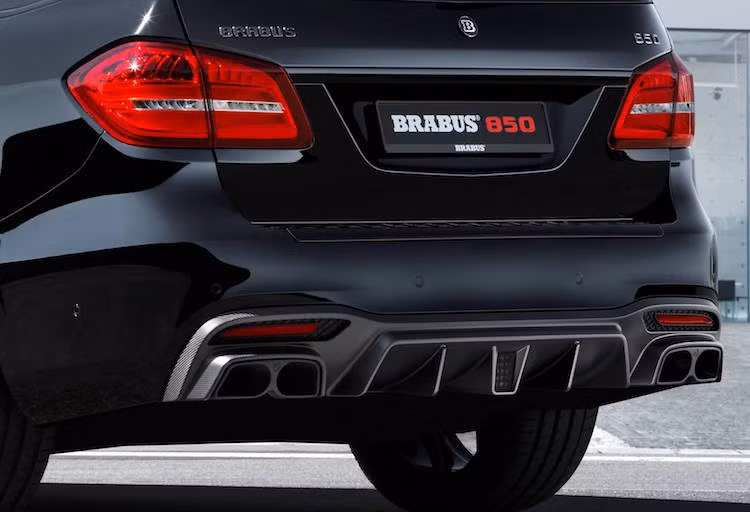 Trong đó, Brabus đã tích hợp các cánh khuếch tán khí động học lớn bằng sợi carbon nằm ở bên dưới cản sau. Hệ thống xả của xe cũng được độ lại, không chỉ có trọng lượng nhẹ hơn mà còn có khả năng điều chỉnh tiếng ồn theo ý muốn của người lái.