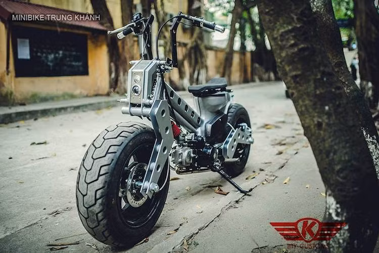 Trên bản độ này, Minibike Trung Khánh đã sử dụng cặp mâm 15 inch với thiết kế nhiều nan được nhập từ Thái Lan, có nguồn gốc từ ôtô để lắp cho chiếc xe. Ở phía trước, thay vì cụm giảm xóc "giò gà" nguyên bản, chiếc xe đã có bộ gắp đơn cùng cơ cấu phuộc dạng girder được chế tạo thủ công bằng thép chịu lực, mang đậm vẻ đẹp cơ khí.